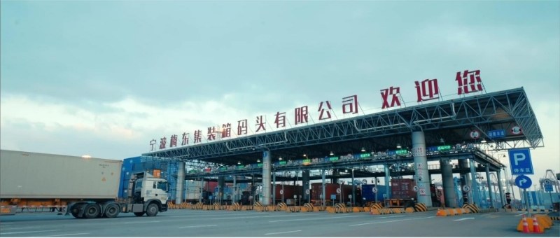 梅山港区闸口，外集卡正驶入港区
