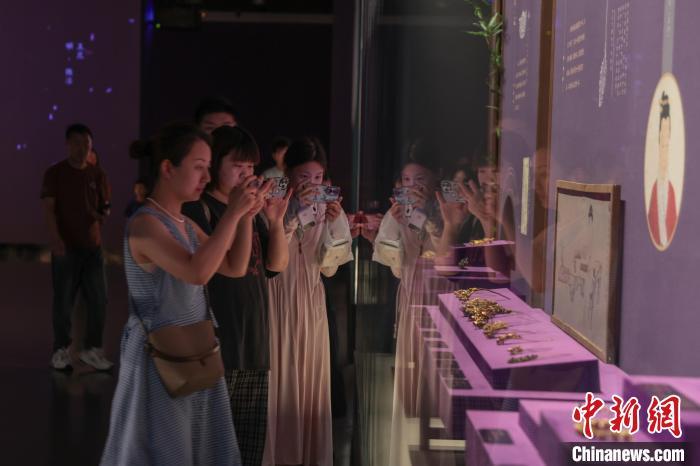 端午假期 民众走进江西省博物馆一览赣鄱瑰宝风采