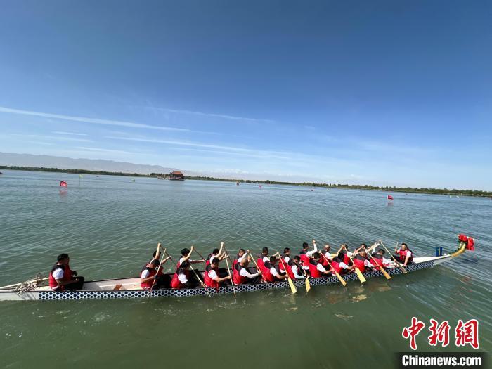 5月31日，2025年全国“我们的节日&middot;端午”主题文化活动在甘肃省张掖市高台县大湖湾崇文楼广场启幕。作为全国六个主会场之一的高台县，“龙舟竞渡庆端午”是该县连续传承近20年的一项传统文化盛会。图为湖面上龙舟参赛队破水而行。（无人机图片）戴文昌　摄