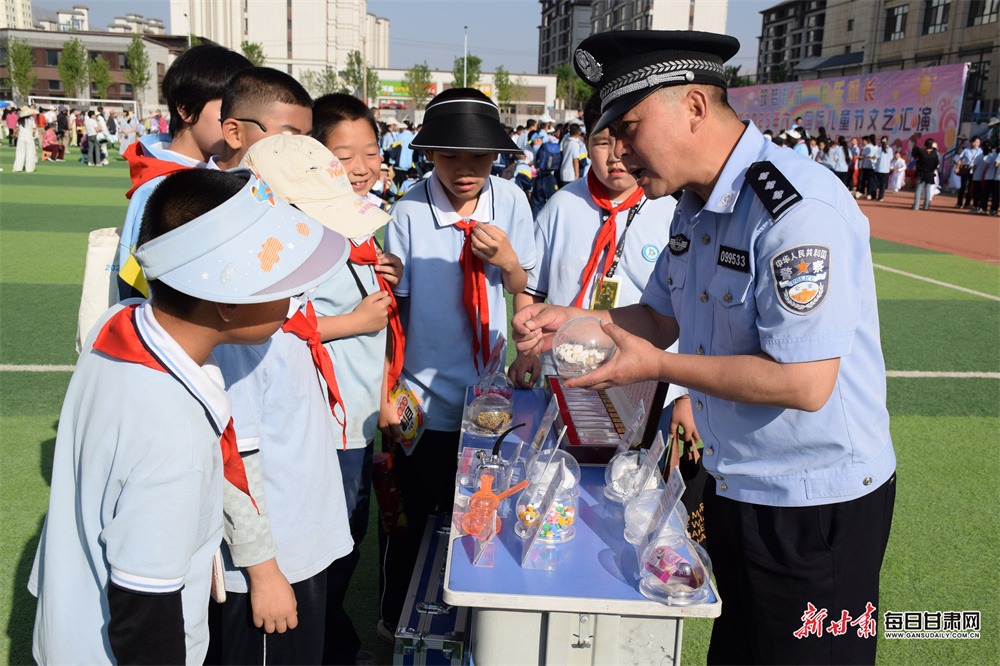 5月30日，永靖县公安局各派出所利用各小学“六一”儿童节文艺汇演时机开展各类普法宣传活动。新甘肃&middot;每日甘肃网通讯员　姚文全　沈光军　魁玉玺　摄影报道
