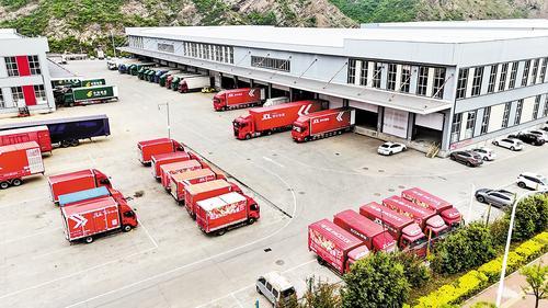 5月22日拍摄的承德物恋云仓小镇内等待装卸快递物品的物流车。