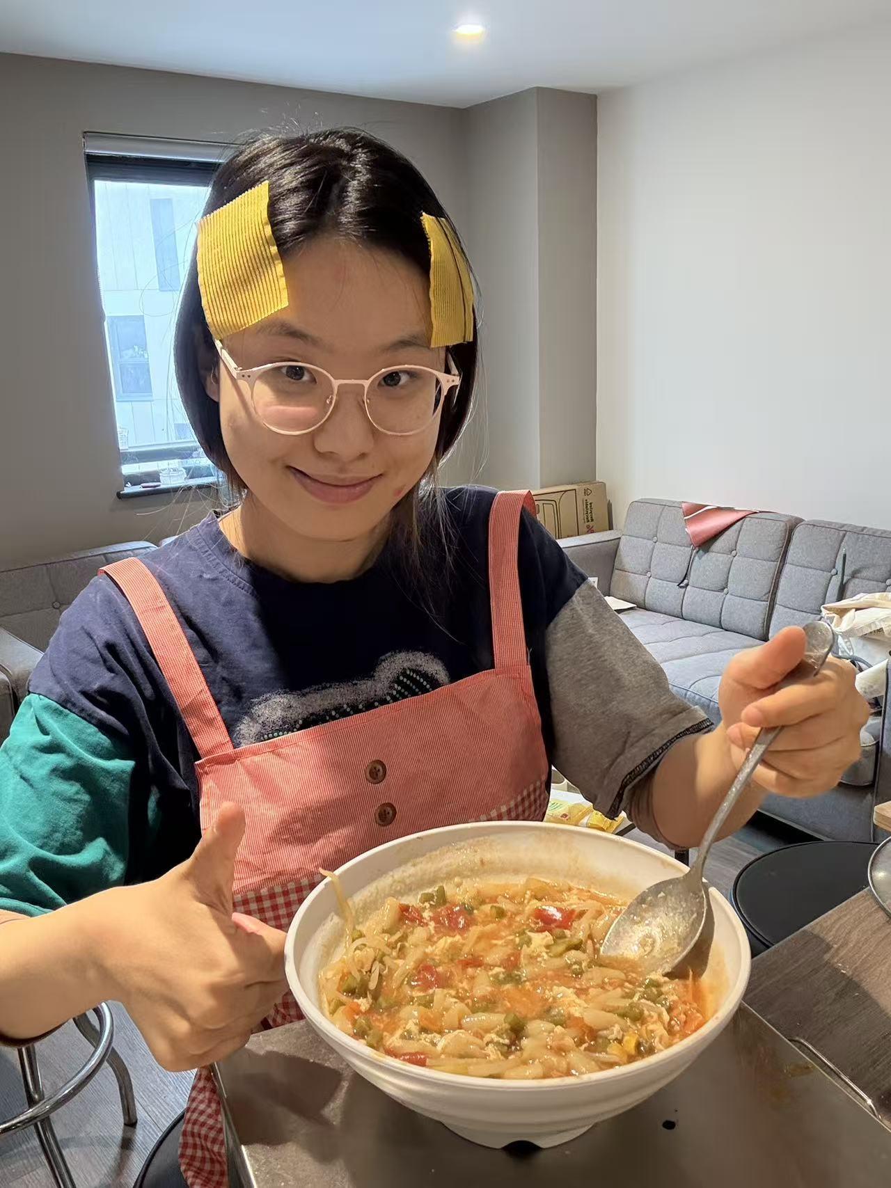 孙雪妍展示做好的麻食