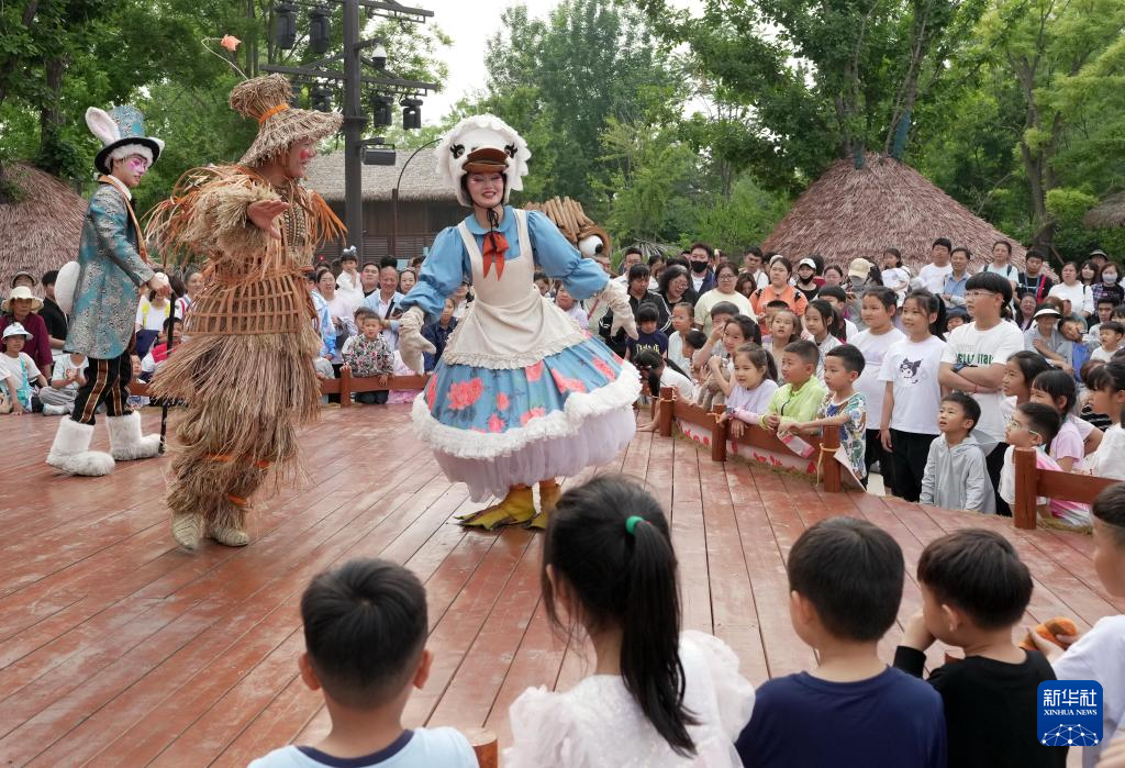5月31日，河北省秦皇岛市北戴河新区渔田七里海度假区的演员在为游客表演节目《稻草人和他的朋友们》。