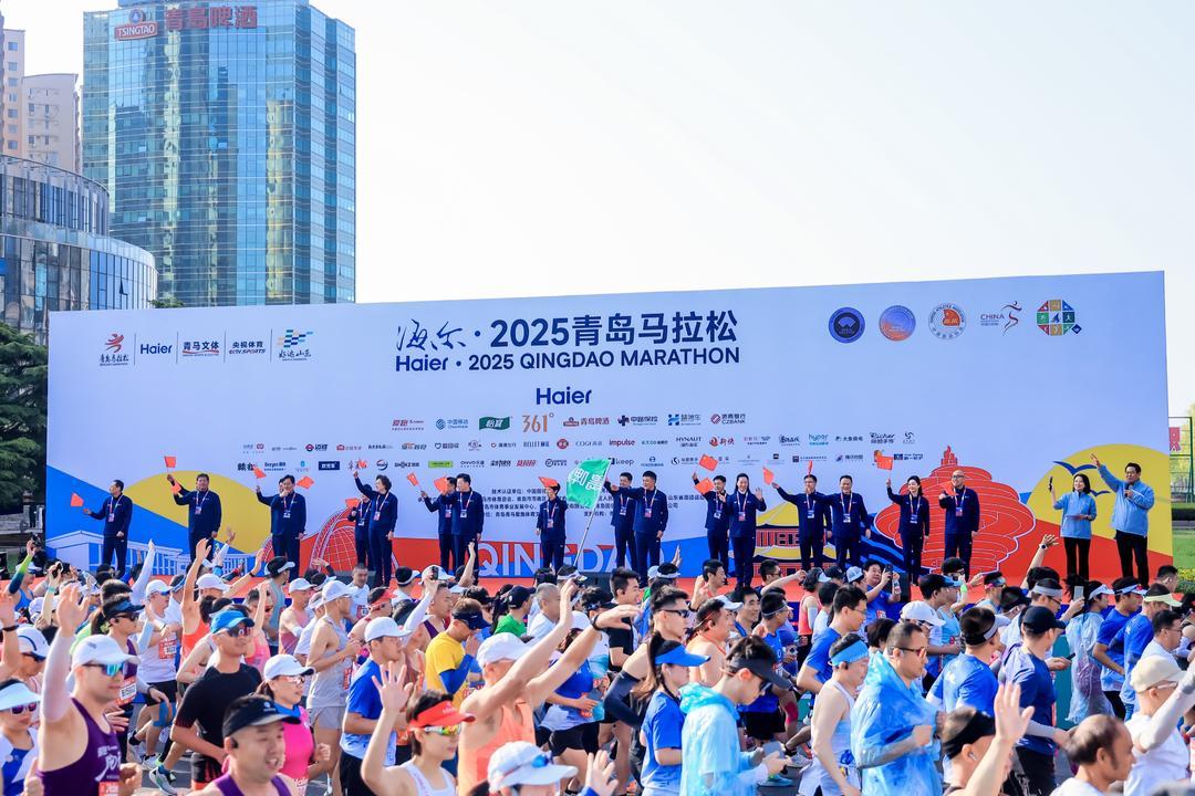 4月20日上午7时30分，2025青岛马拉松正式鸣枪起跑。来自世界各地的25000名跑者齐聚最美山海赛道。