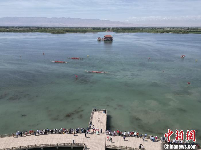 5月31日，2025年全国“我们的节日&middot;端午”主题文化活动在甘肃省张掖市高台县大湖湾崇文楼广场启幕。作为全国六个主会场之一的高台县，“龙舟竞渡庆端午”是该县连续传承近20年的一项传统文化盛会。图为湖面上的龙舟参赛队。（无人机图片）戴文昌　摄