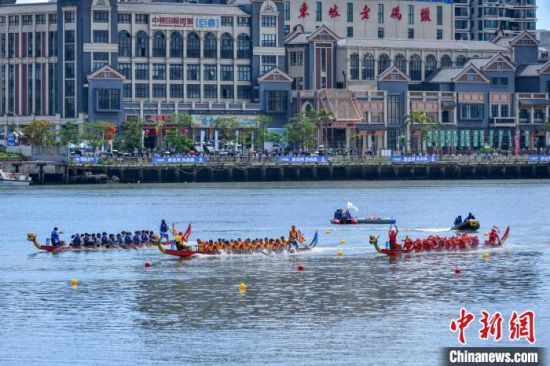 5月31日，2025“海口杯”端午国际龙舟邀请赛在海口市海甸溪鸣锣开赛。图为参赛龙舟队在比赛中。中新网记者 骆云飞 摄