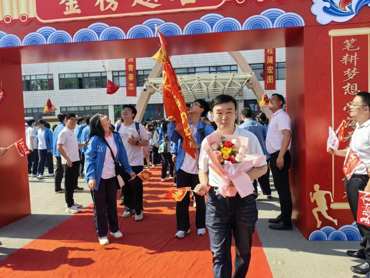 济宁市育才中学举行2025届毕业典礼暨高考壮行大会