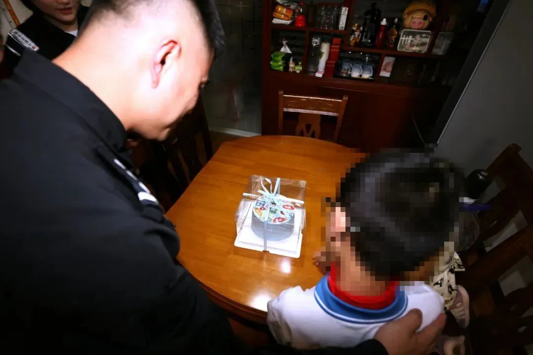 ▲ 特警叔叔赠送的卡通蛋糕