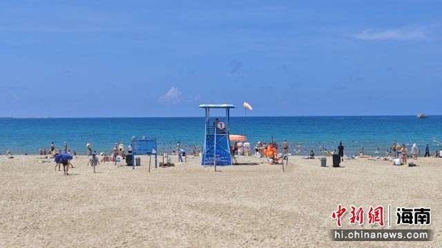 5月22日,中外游客在三亚大东海旅游区游玩。张月和 摄
