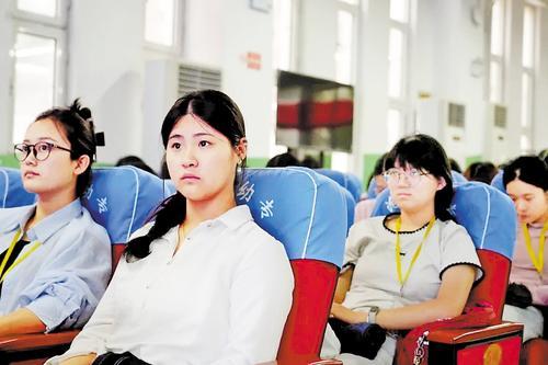 5月22日，在沧州幼儿师范高等专科学校，学生们正在认真听“狮城青年进校园——共青团帮扶就业”专题讲座。 团省委供图