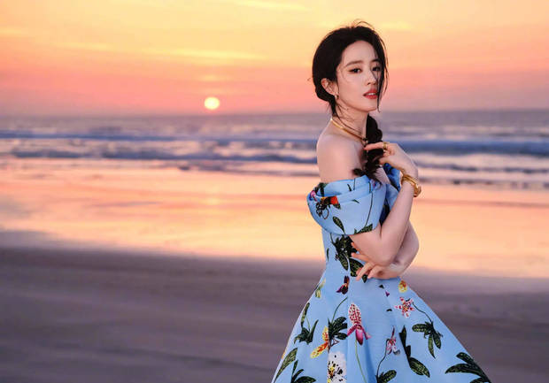 搜狐娱乐讯 6月2日，刘亦菲在个人社交账号晒出了一组她的最新游玩照，漫步阿布扎比，感受中东之美。