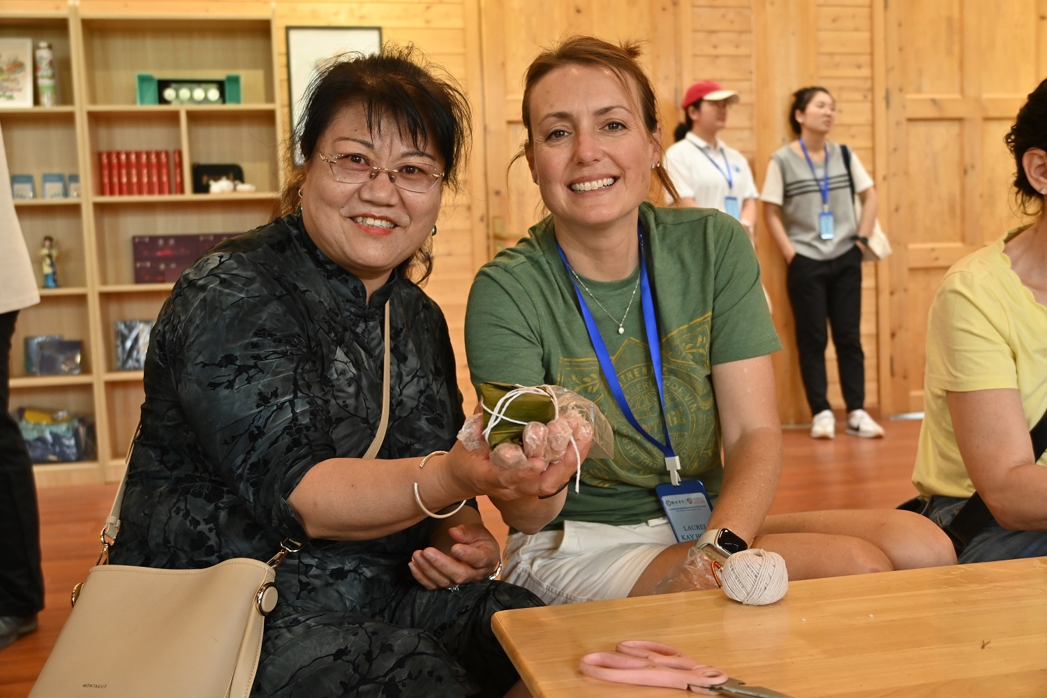 6月1日，美国中央密苏里大学师生学习包粽子，体验中国传统文化。