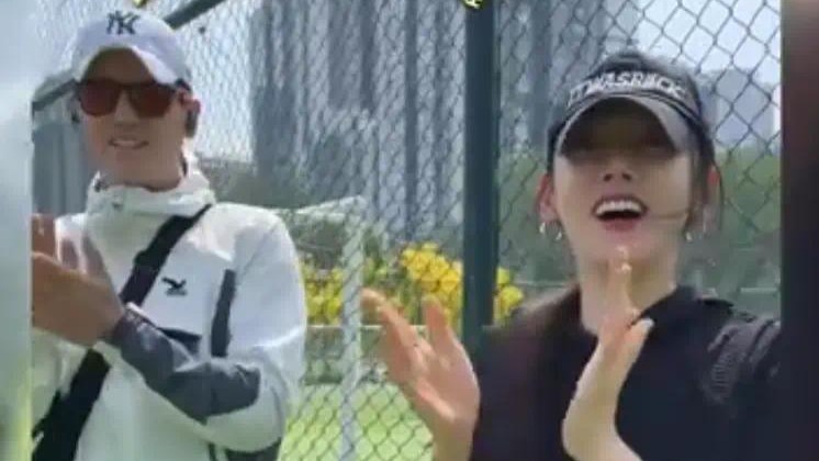 46岁秋瓷炫夫妇看儿子踢球，大声喊加油，7岁大海尽情奔跑有活力封面图