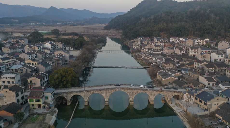 浮梁县：触摸千年瓷脉 探秘高岭瓷土矿遗址
