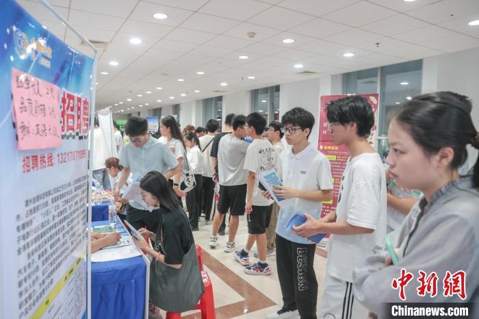 圖為招聘會現場，求職者在瀏覽招聘信息。中新社記者 劉力鑫 攝