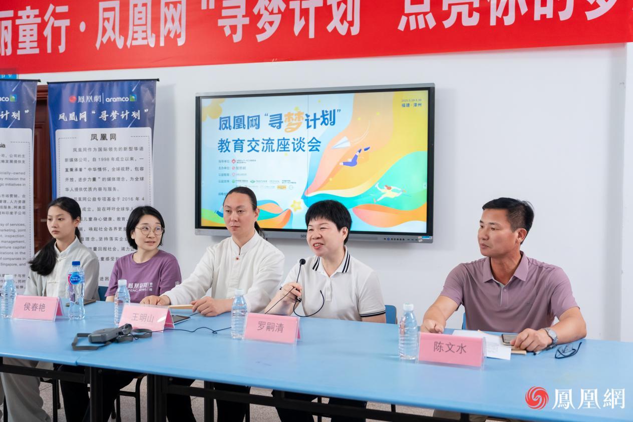 活动结束后旧镇镇中心学校相关教师与王明山开展交流座谈,图为助教罗嗣清进行分享