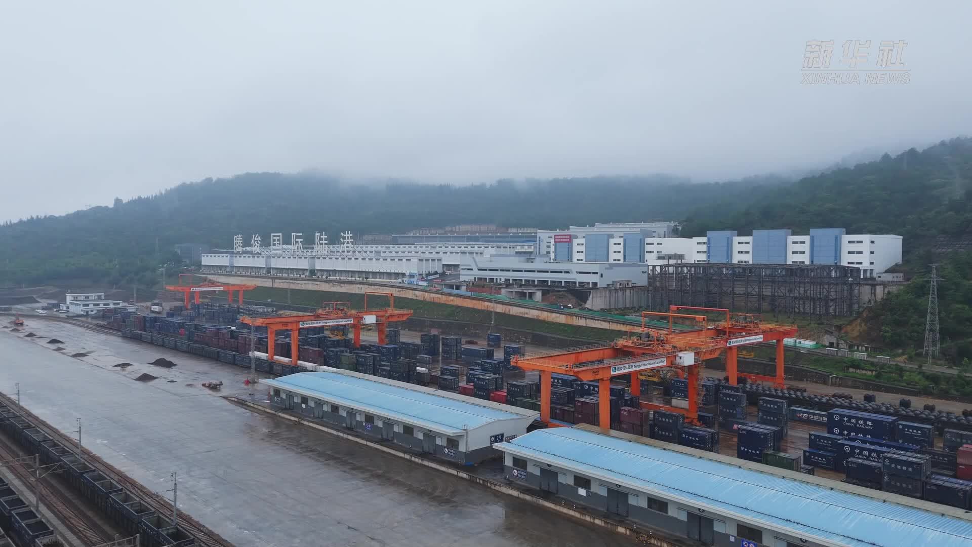 老挝鲜芒果首次搭乘“澜湄·云南号”国际货运列车抵昆