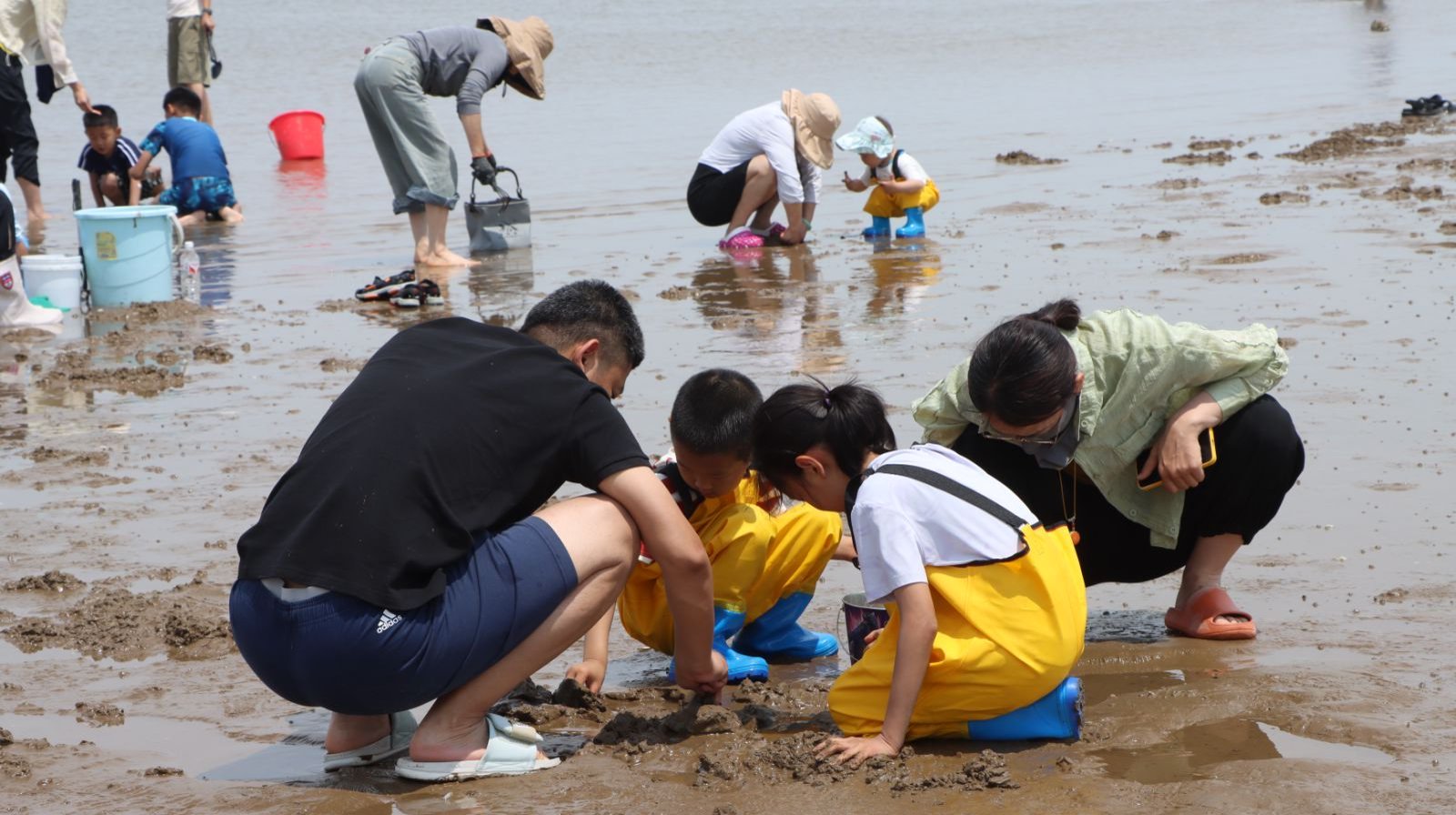 潍坊滨海：端午假期赶海戏水游人气高涨