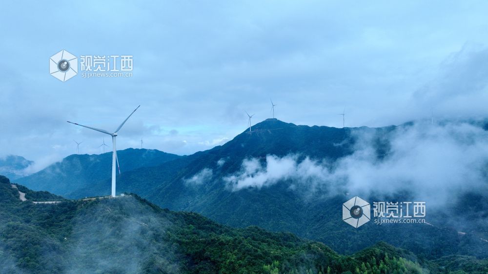 2025年6月3日，在江西省遂川县禾源镇，云雾如轻纱般在山峦间缠绕，高大的风车在这缥缈之境中若隐若现宛如仙境。