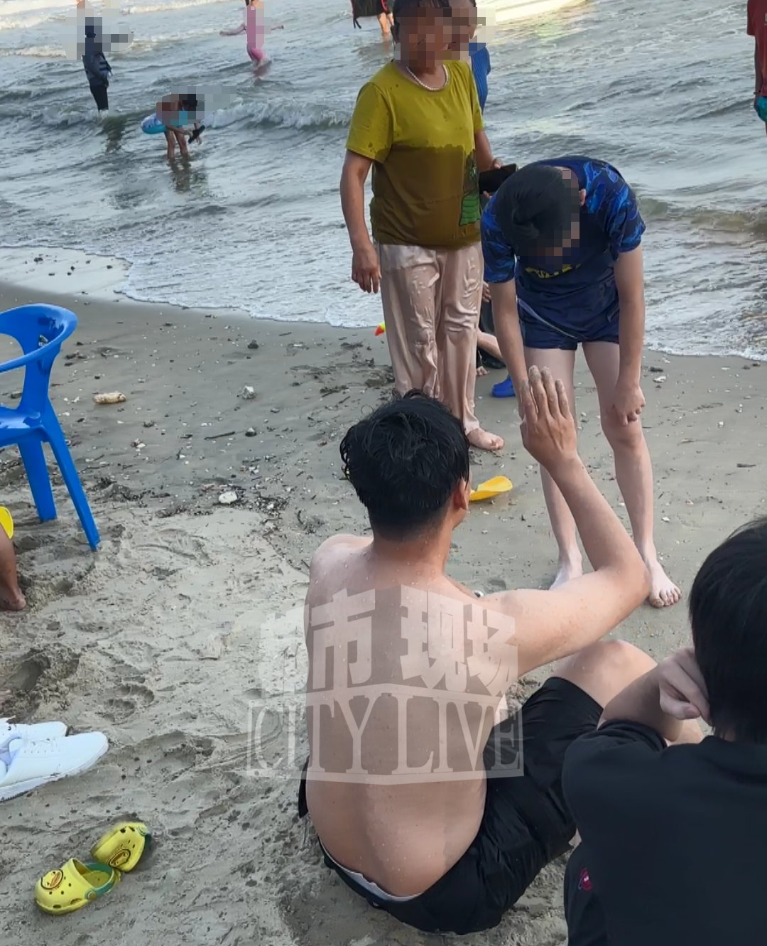 (图为被救男孩向陈强鞠躬致谢)