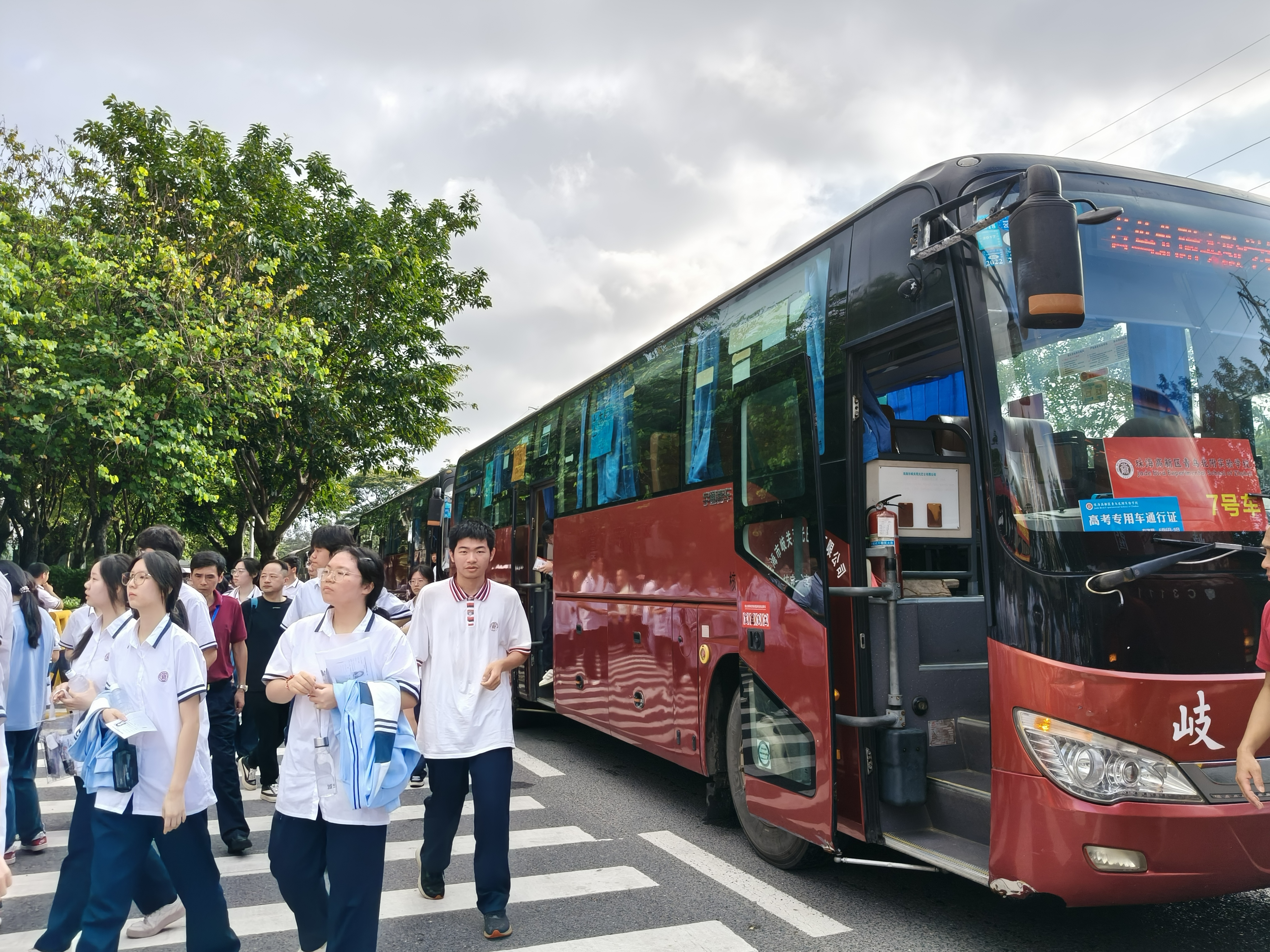“看我立马扬鞭!”莘莘学子自信走向考场。