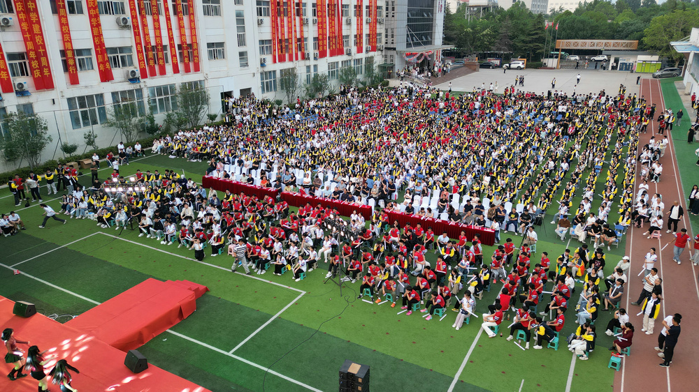 郑州国庆中学举行建校十周年庆典暨第二届艺术节晚会