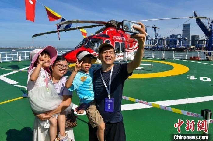 6月2日，锚泊在海口市秀英港码头的“雪龙2”号极地考察船面向市民开放参观。记者 骆云飞 摄