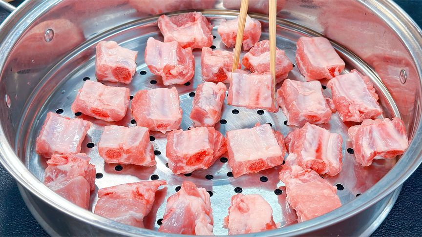 我家排骨从不红烧，放锅里蒸一蒸，不加水不放油，上桌瞬间就光盘