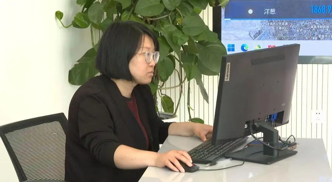 △工作人员正在操作数字乡村平台，线上回答居民问题。