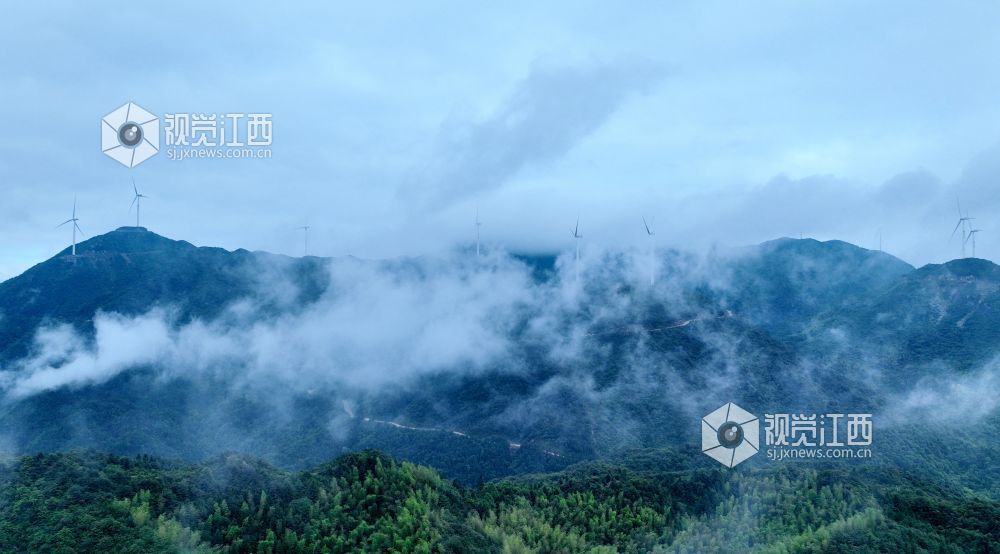 2025年6月3日，在江西省遂川县禾源镇，云雾如轻纱般在山峦间缠绕，高大的风车在这缥缈之境中若隐若现宛如仙境。