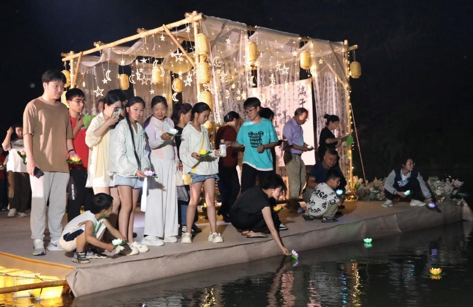 龍虎山景區“遇仙記”：五形香粽傳福運 河燈載愿映青山
