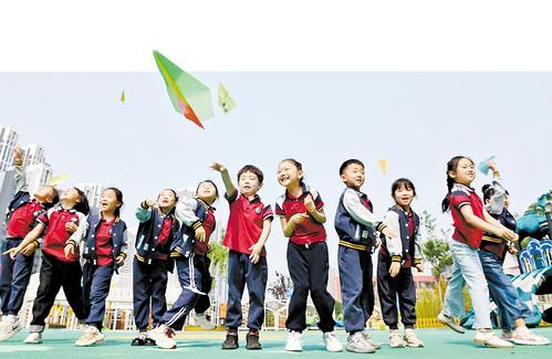 5月29日，邯郸市邯山区第四幼儿园的小朋友们在操场放飞纸飞机。当日，该幼儿园开展主题活动迎接儿童节。周绍宗摄