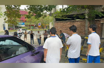 车牌‘985’被家长考生疯抢摸拍