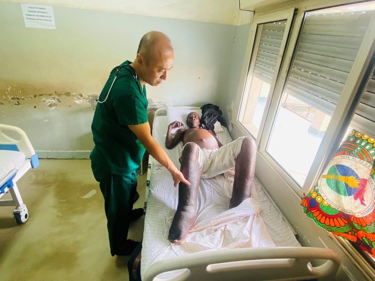 徐建国医生为患丝虫病病人查体