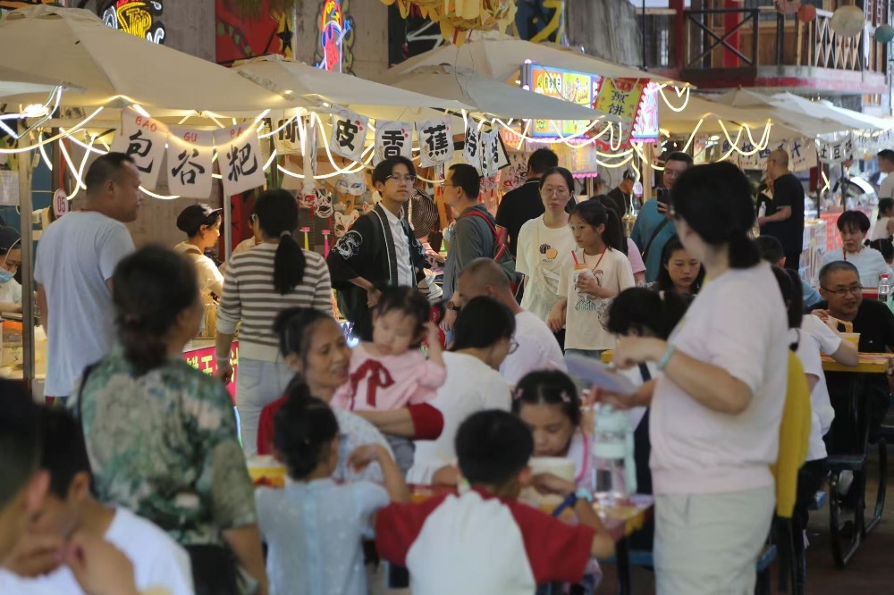 ▲端午假期，美心红酒小镇景区游人如织。受访者供图