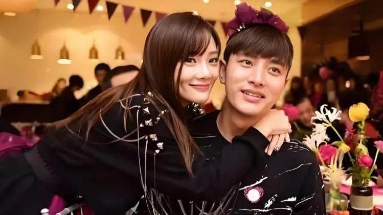 离婚六年后，贾乃亮和李小璐首次甜蜜游玩，或将为孩子重新复合封面图