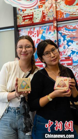 一块块色彩斑斓、各具特色的粽子泥板画渐次完成（杨浦区文旅局供图）