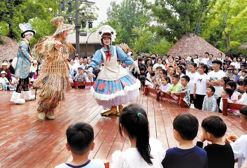 5月31日，秦皇岛市北戴河新区渔田七里海度假区的演员在为游客表演节目《稻草人和他的朋友们》。 新华社记者 杨世尧摄