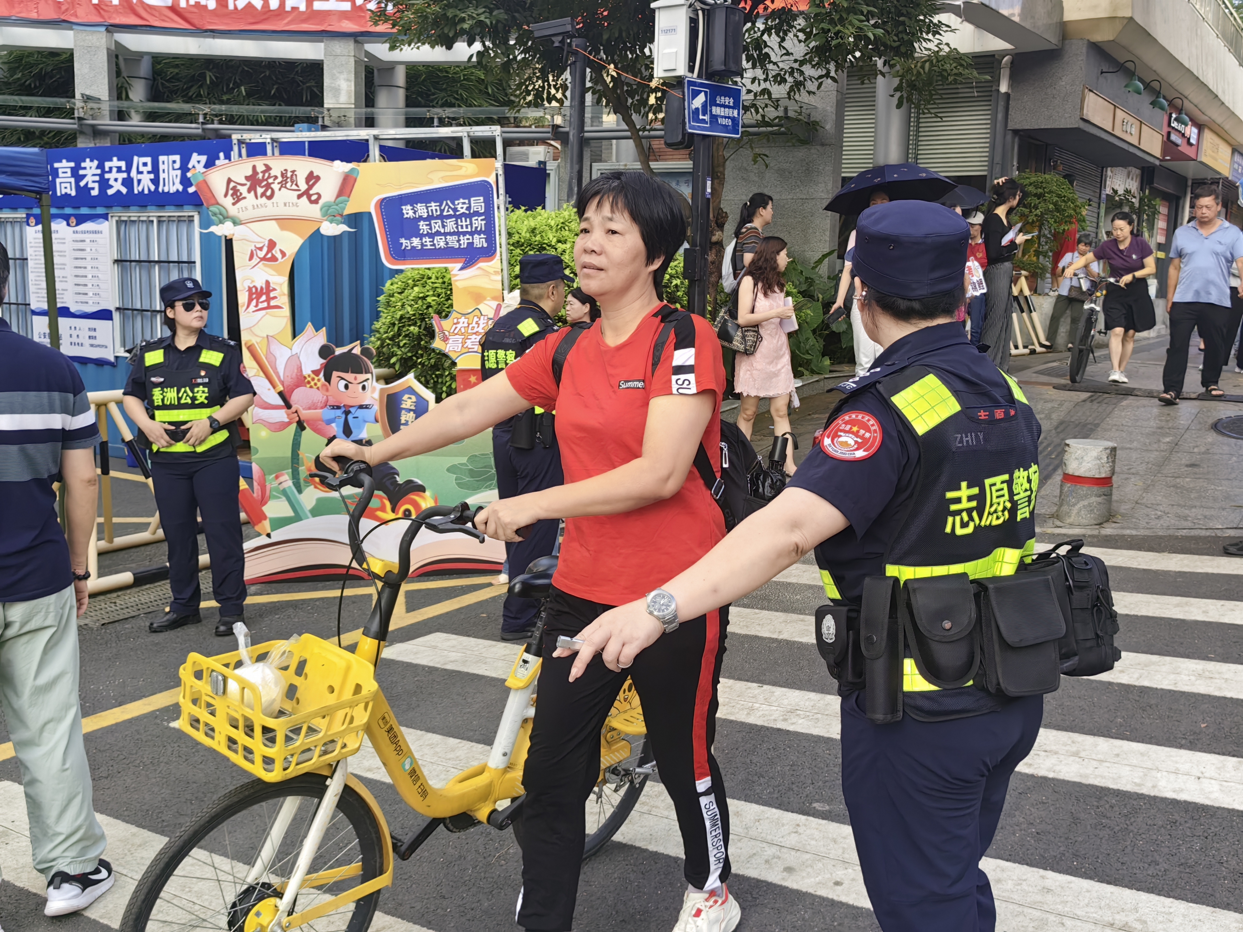 “考点人多,请您注意安全。”