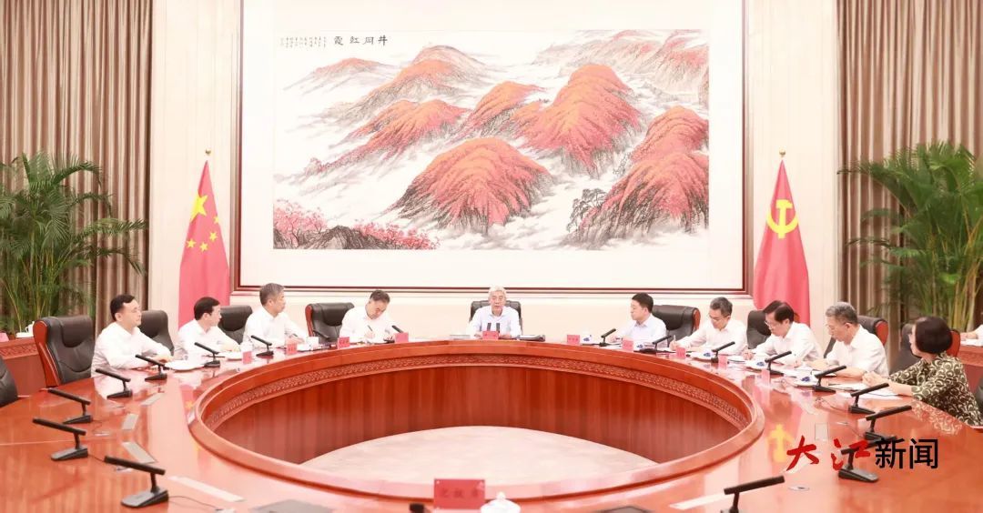 尹弘主持省委理論學習中心組集體學習