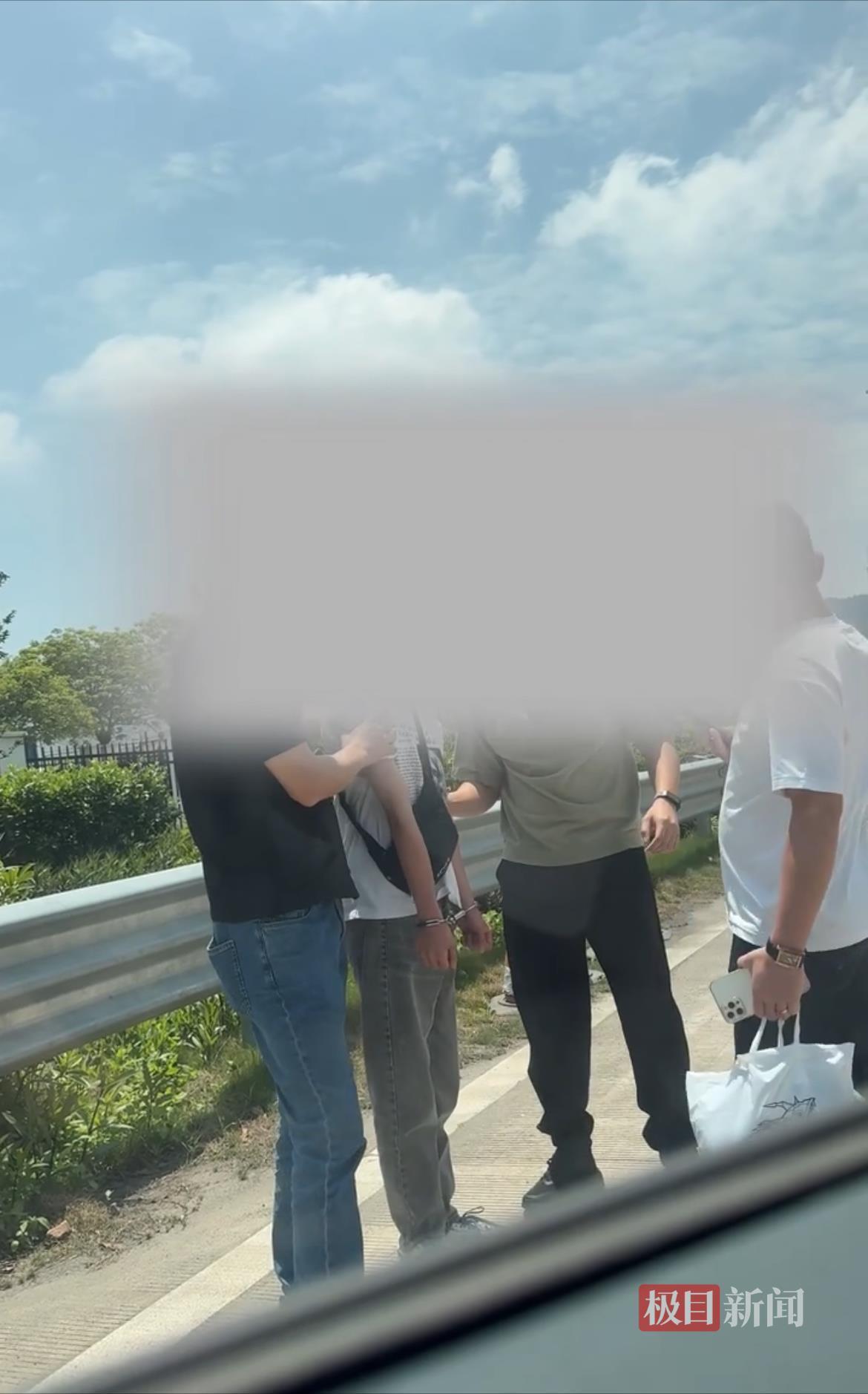 顺风车司机接警方通知车上乘客是逃犯 千里跨省送其到布控点
