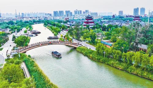 5月21日，游船行驶在京杭大运河沧州中心城区段。 本报记者 李佳泽摄