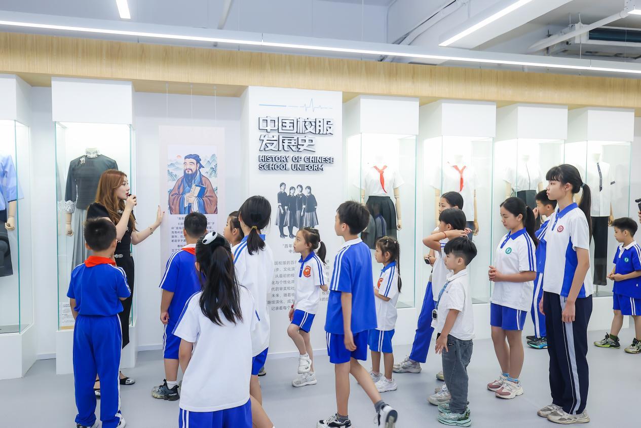▲孩子们在了解中国校服发展史(主办方供图)