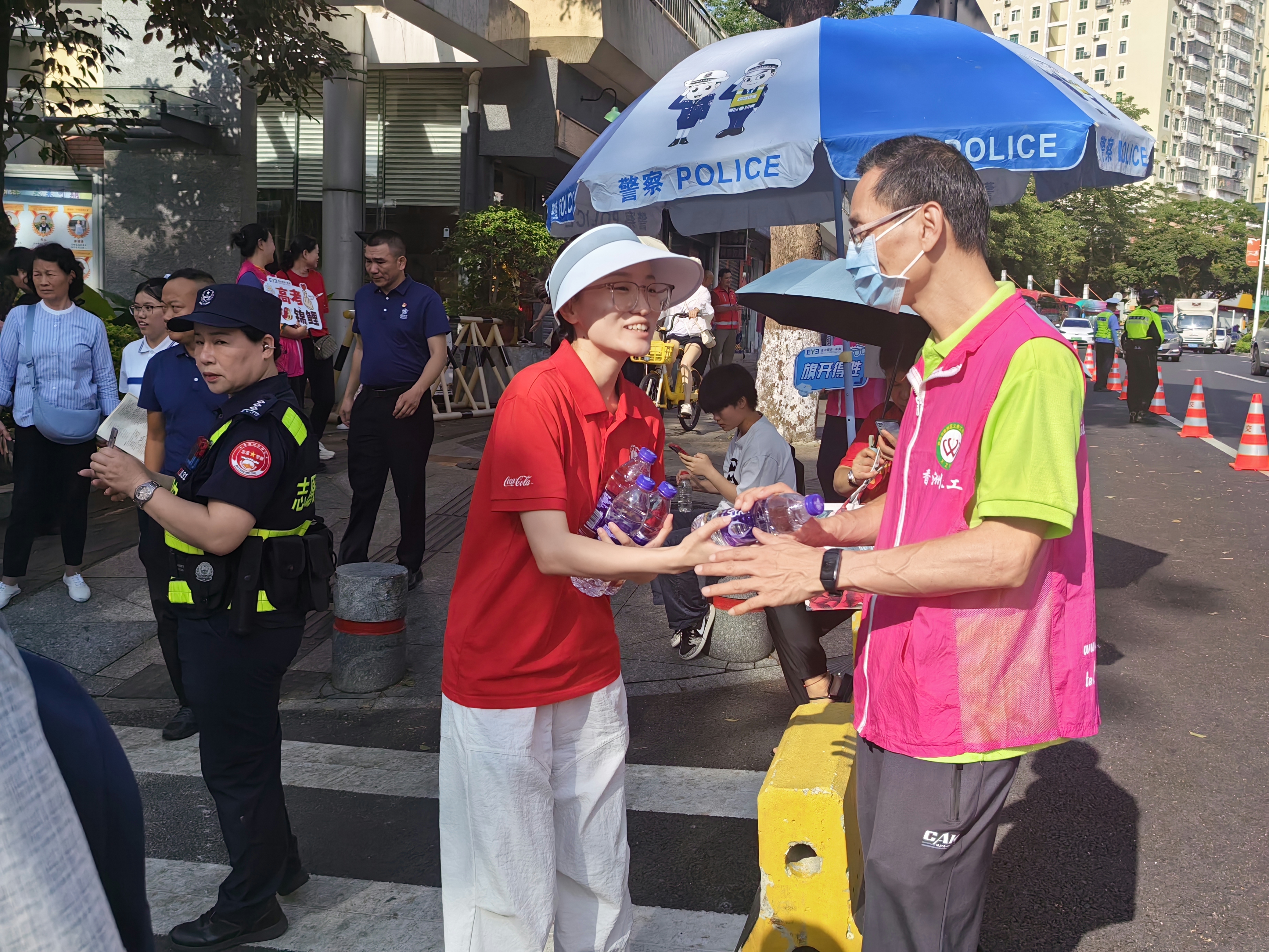 “辛苦啦,喝点水吧。”