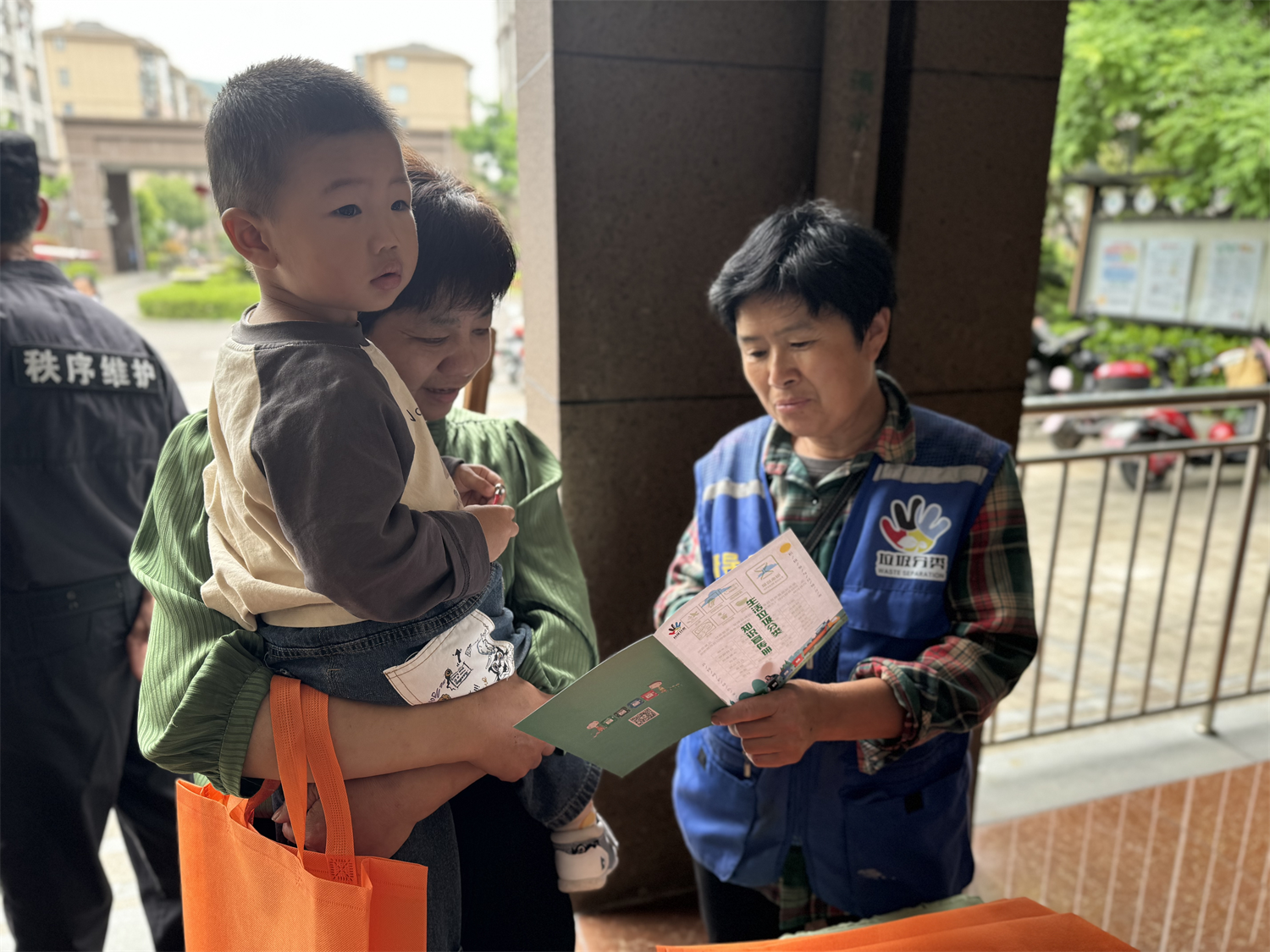 粽香传情暖社区 垃圾分类共参与——瞻虹社区"粽香满溢，福满仲夏"端午主题活动