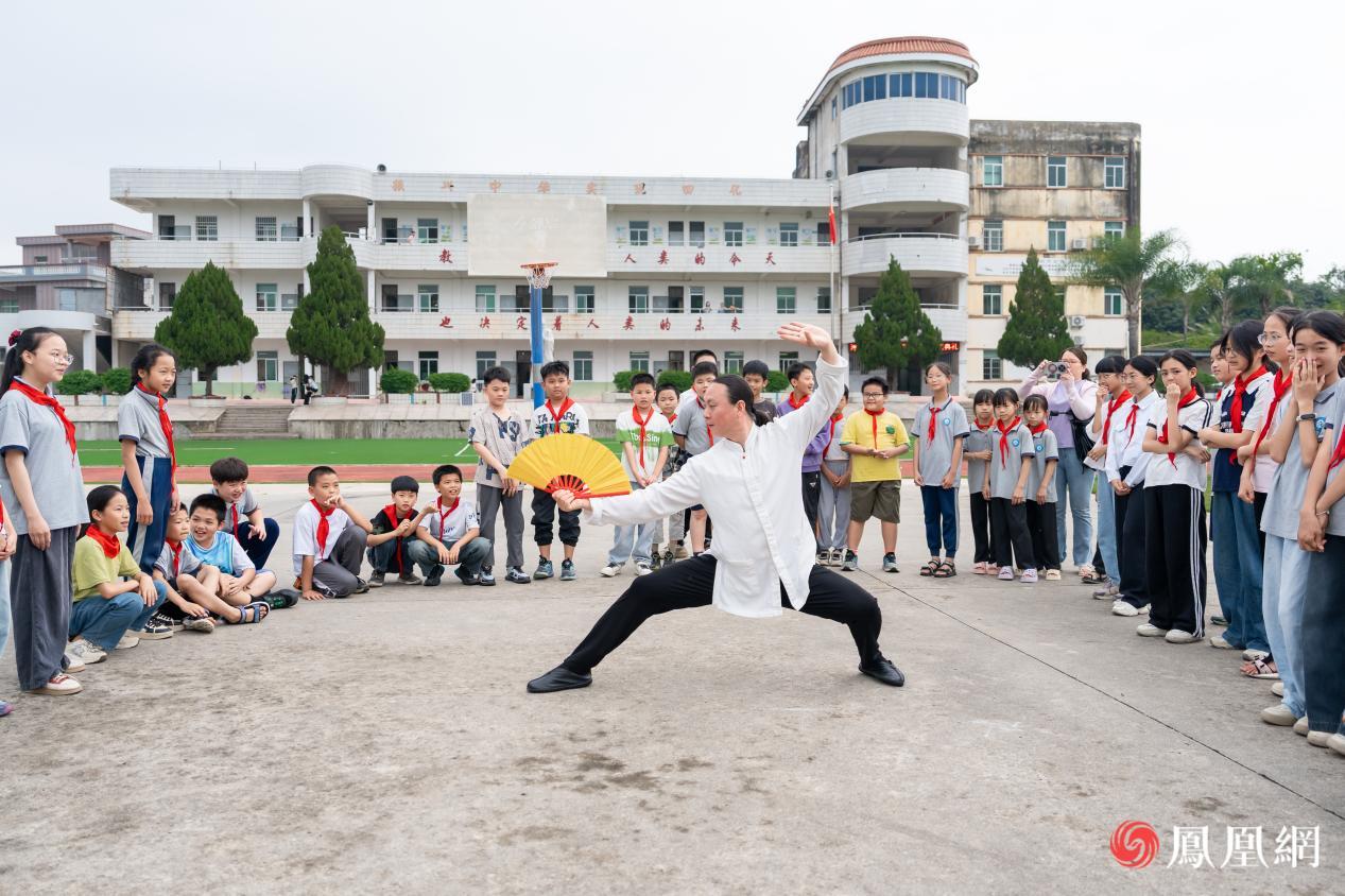 课间王明山老师即兴演绎展武当风姿,惊艳满堂