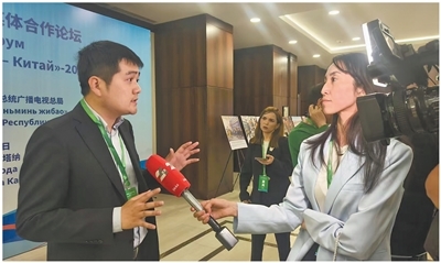 人民日报记者正在接受哈萨克斯坦国家电视台哈巴尔新闻频道采访。本报记者  吴乐珺摄