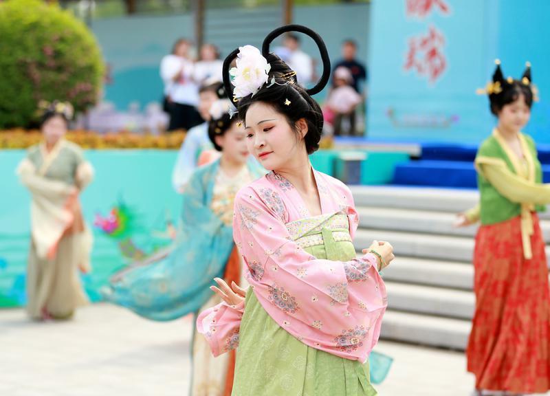 长春市龙舟公开赛点燃夏日激情!