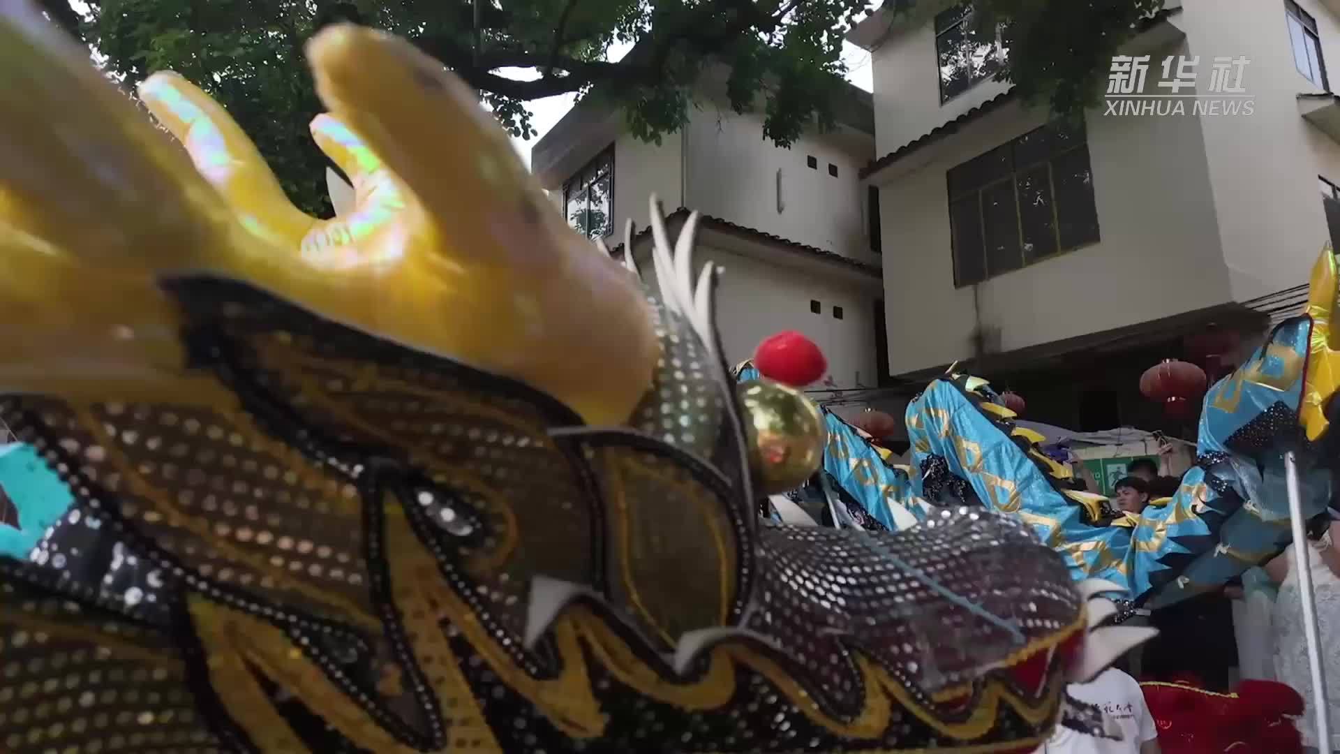 多国留学生包粽子舞龙 花式体验中国端午传统习俗