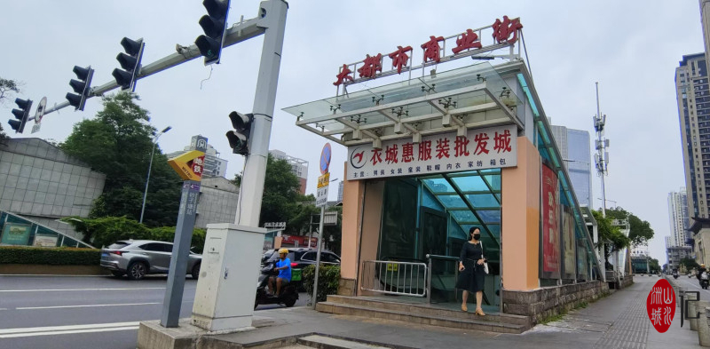 图为位于东塘的大都市商业街的入口。